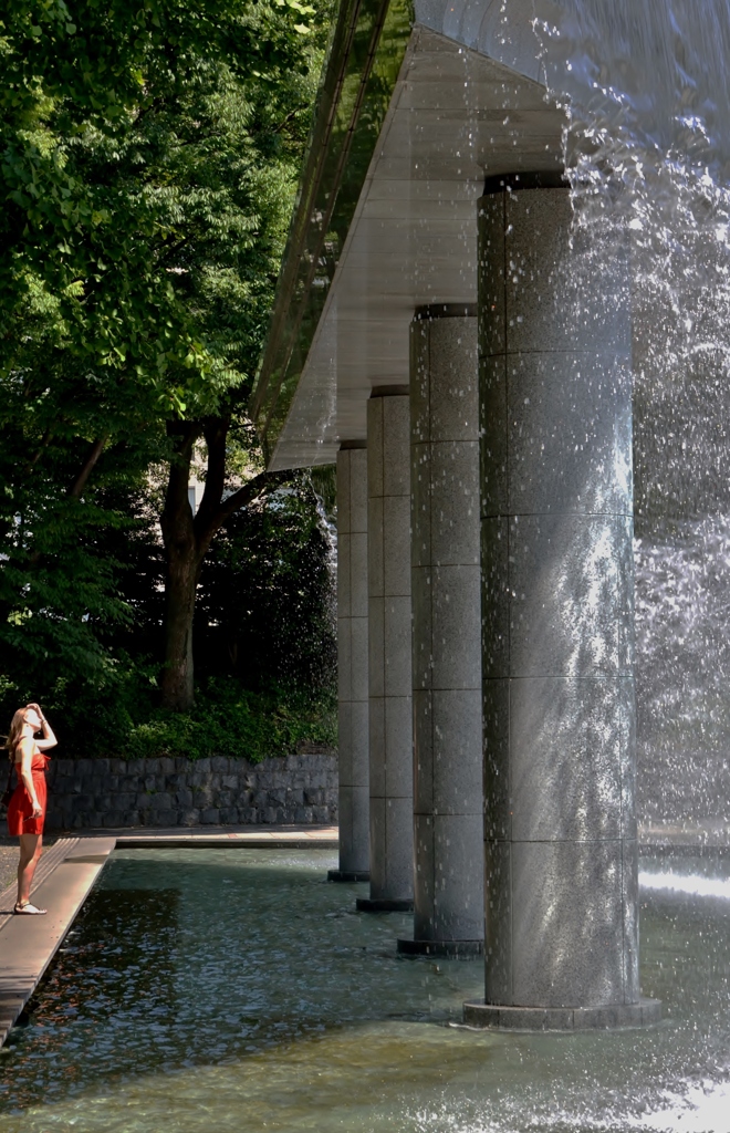 水のカーテンの前で・・・