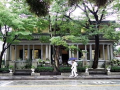 雨の中の、バス停のまえで・・・