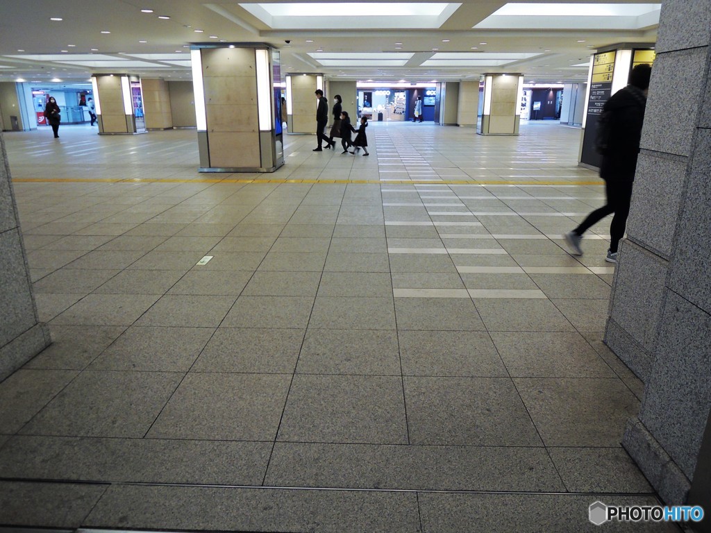 東京駅の地下街・・・人がまばら、