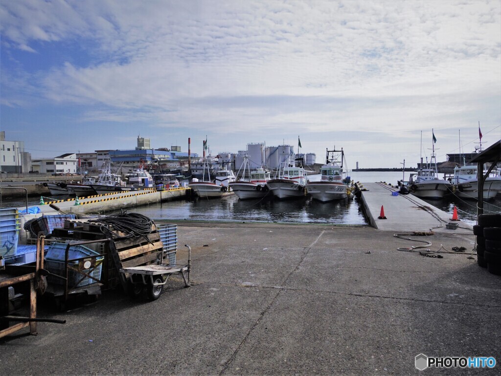 押し迫る漁港