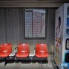 椅子と時刻表と・・・自販機