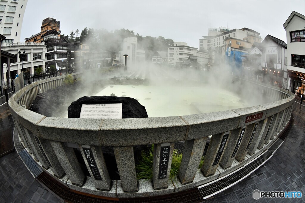 雨の湯畑・・・(2)