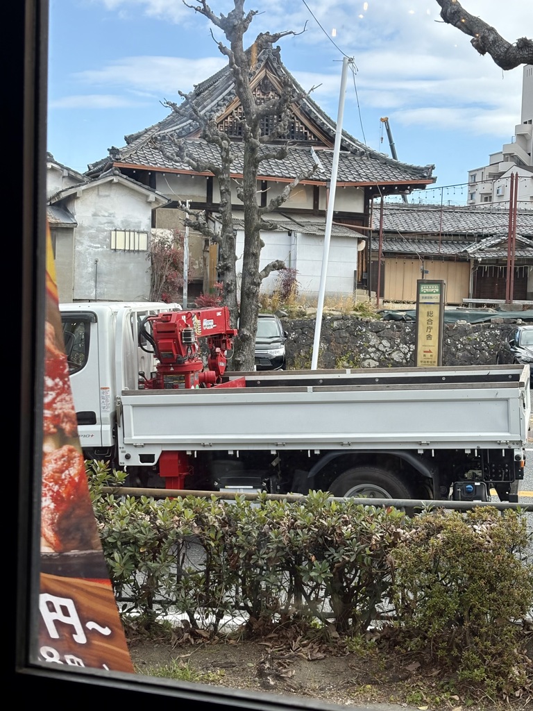 ファミレスの窓ごしに、