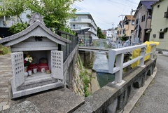 お地蔵さんと河川