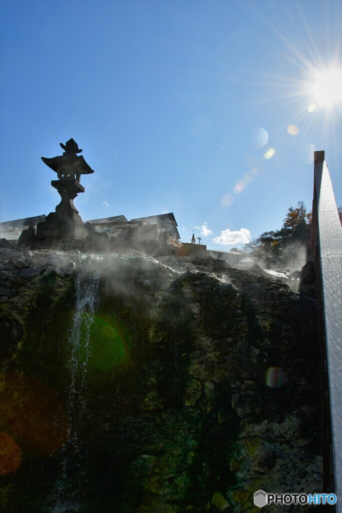 晴天下の湯畑で・・・
