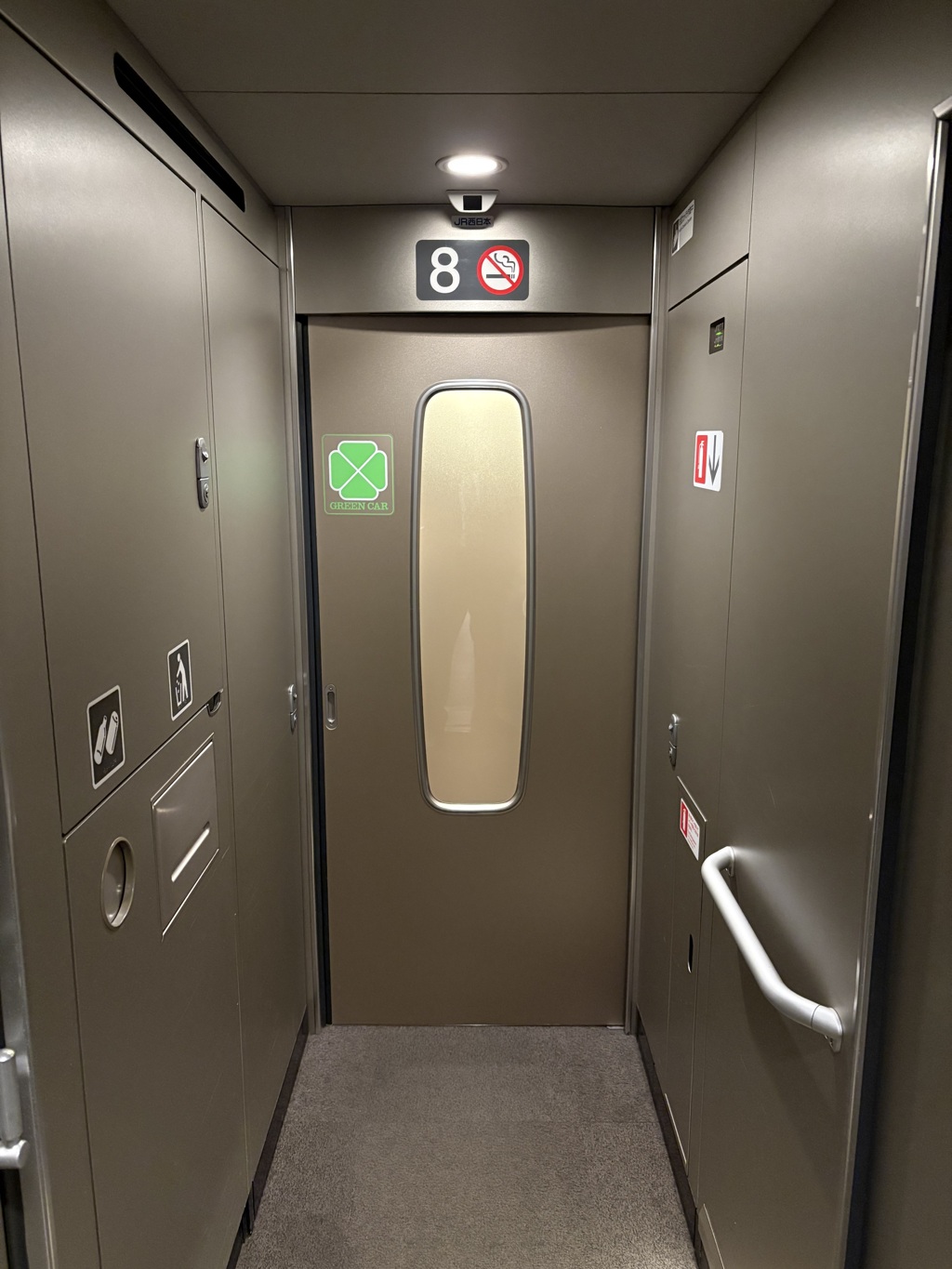 四つ葉のクローバーの扉