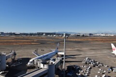 羽田国際空港と旅客機と、富士山