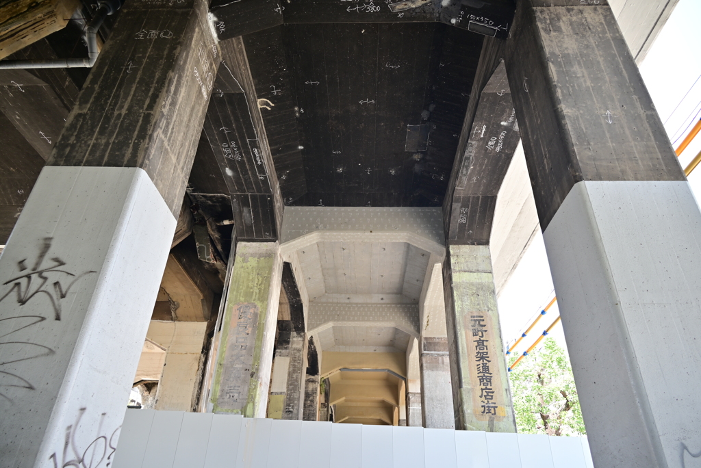 元町高架通商店街の名