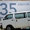 ３５