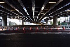首都高の下で・・・