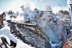 雪と湯気の湯畑