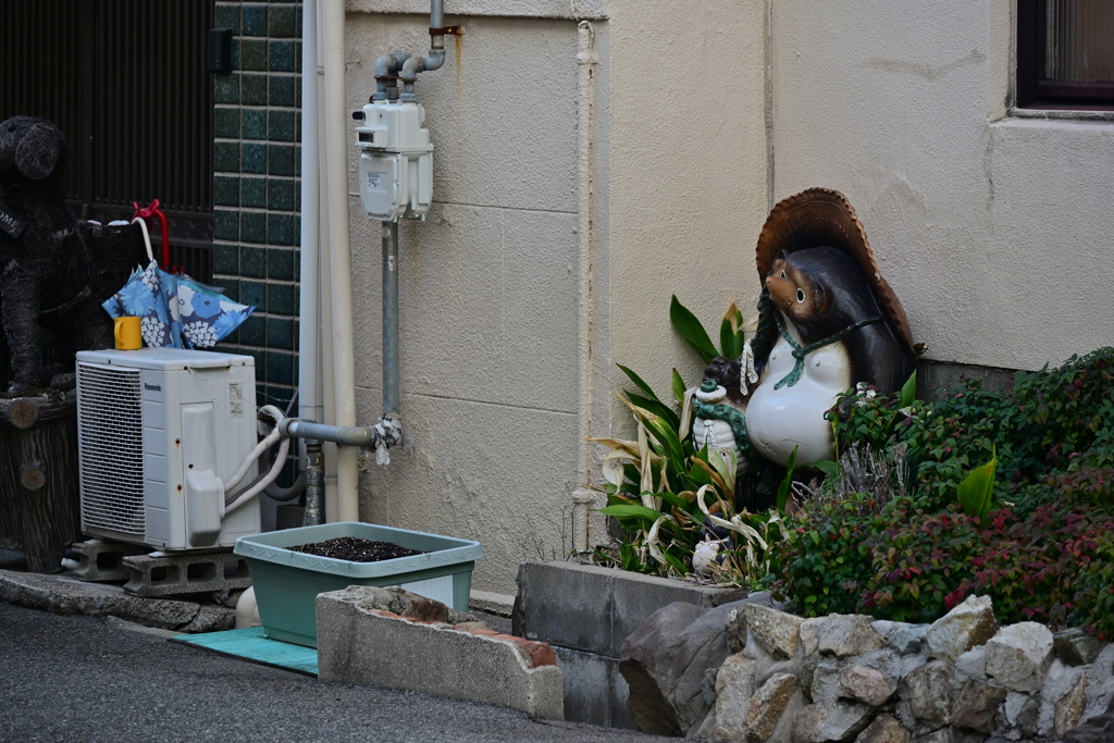 室外機とその・・・置物
