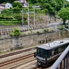 塩屋駅を通過した快速