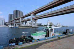 浜手バイパスと船舶