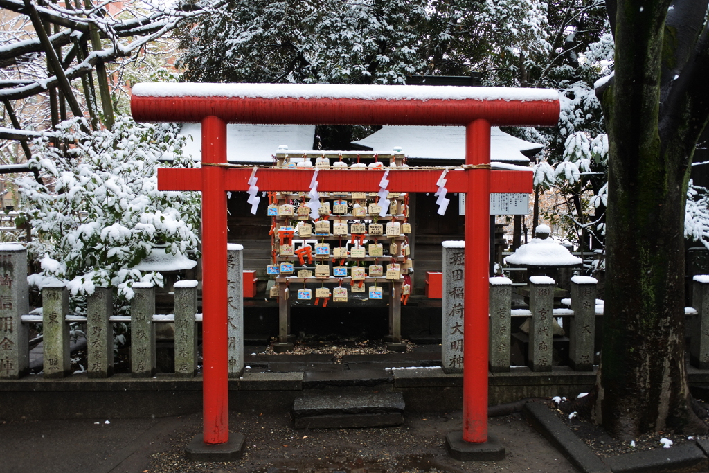 朱色と白と絵馬と