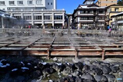 横からの湯畑