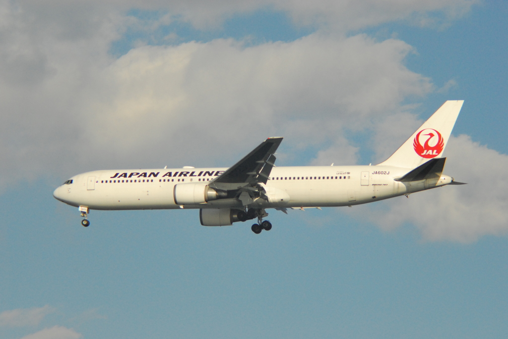 JAL 767-300 which I took with nFD lens