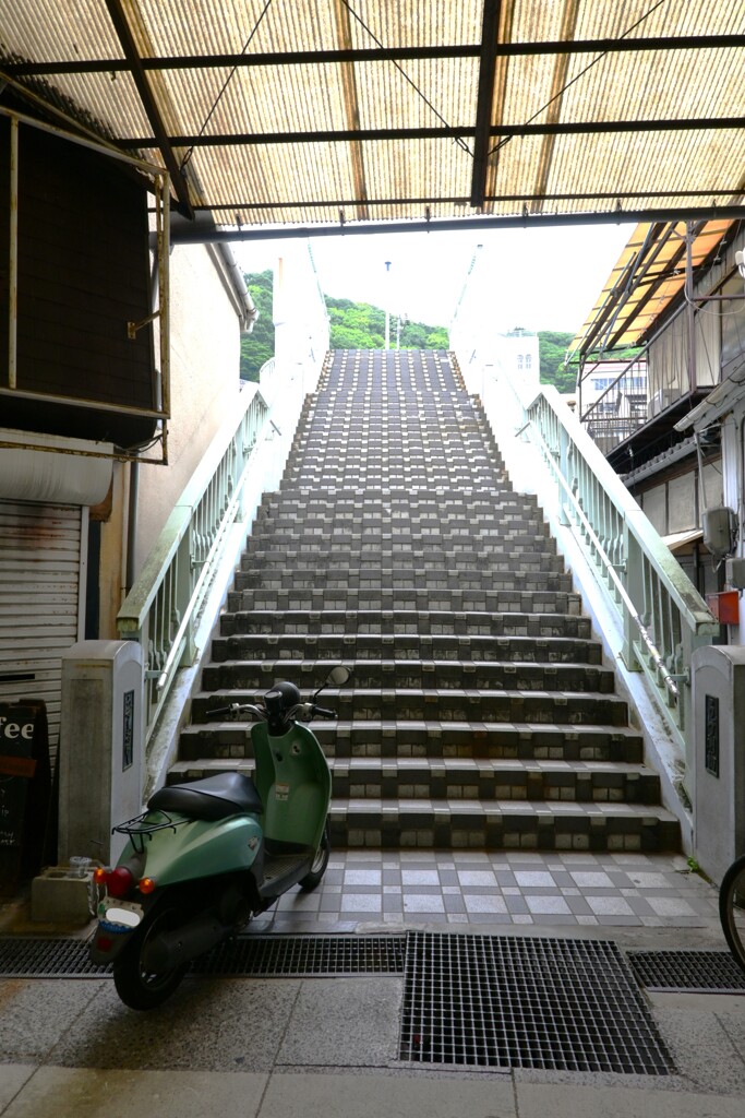 歩道橋とバイク