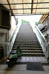 歩道橋とバイク