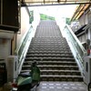 歩道橋とバイク