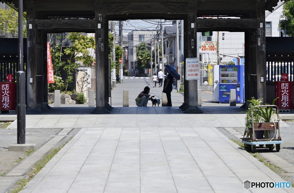 両脇に赤色の防火用水