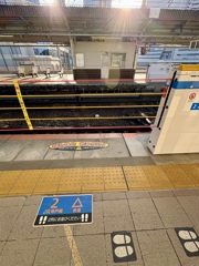 神戸駅のプラットホームで、