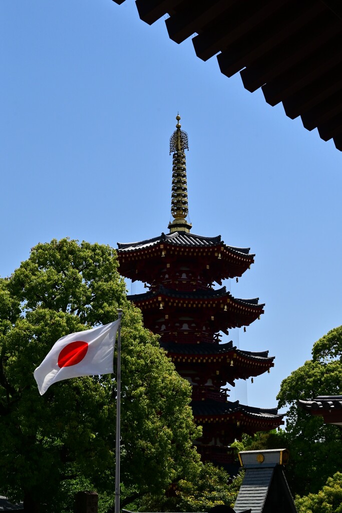 日章旗と五重塔