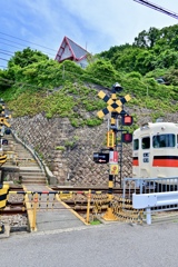 赤い屋根の家と山陽電車