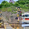 赤い屋根の家と山陽電車