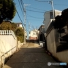 坂の道のうえの家