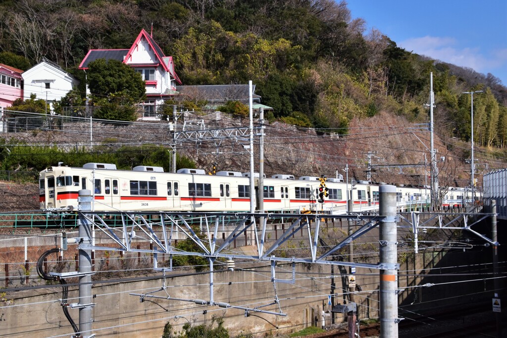 赤い三角屋根と山陽電鉄