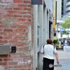 レンガの建物の側を歩く・・・　