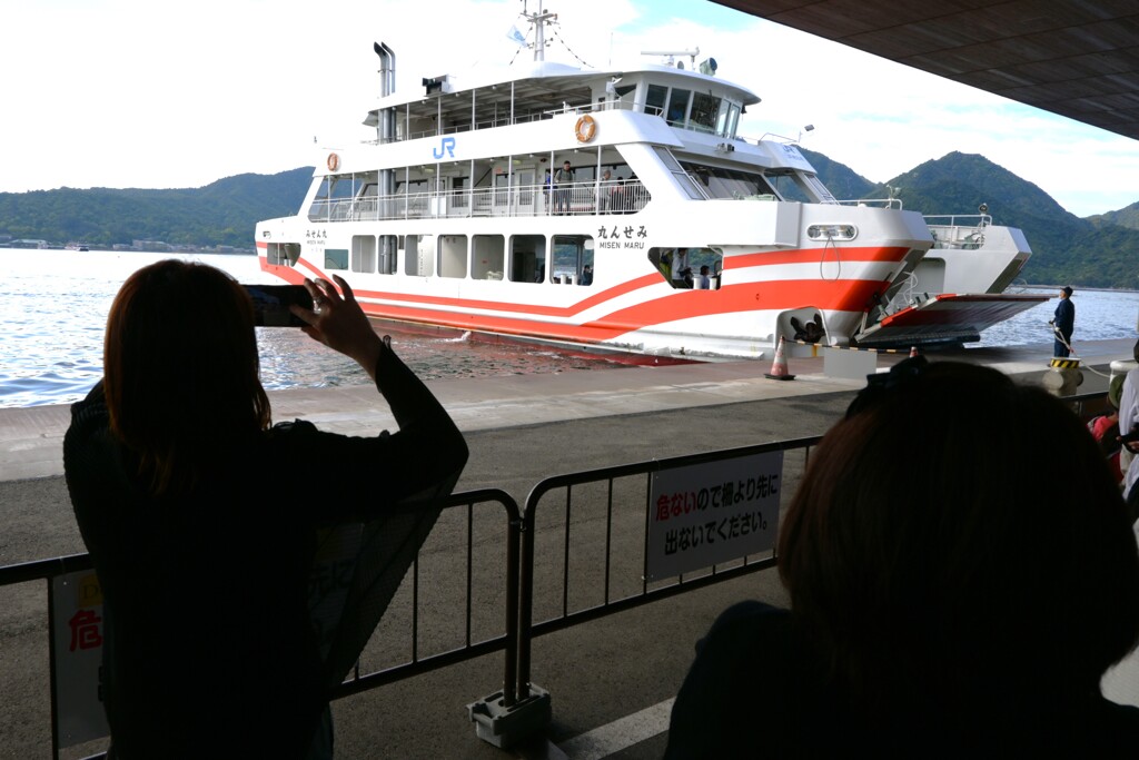 宮島フェリー・・・を撮る