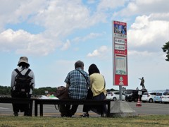 青空の下のバス停で、