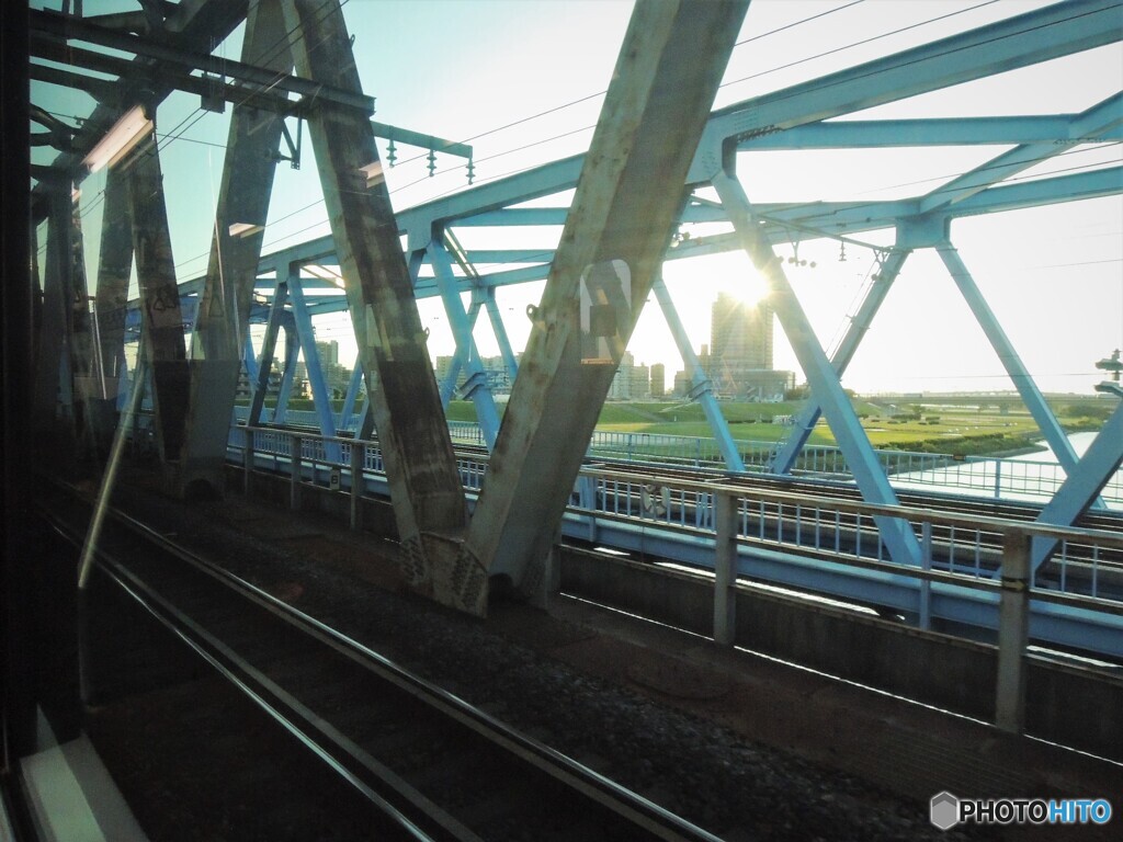 逆光の中の、鉄橋　車窓