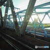 逆光の中の、鉄橋　車窓