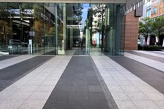 警備ロボットが配置されているビル