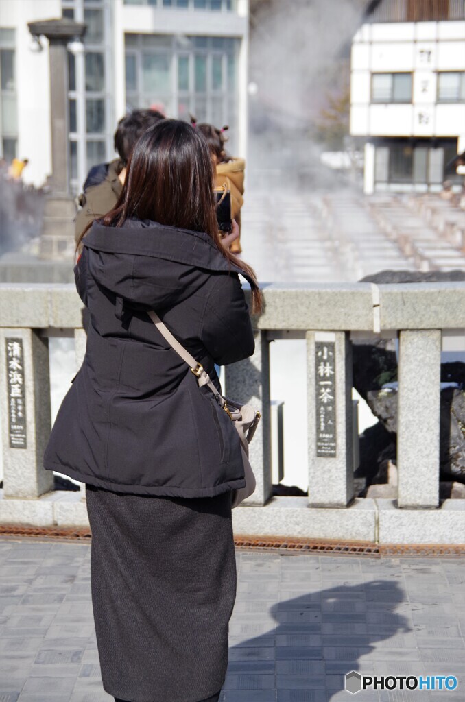 湯畑の前で記念撮影中～