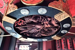 提灯の下の龍