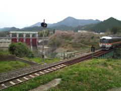 ダムと電車！
