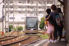 新しい、電車が来たよ！
