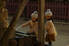 手水舎の水で手を清め