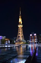 夜にそびえたつ