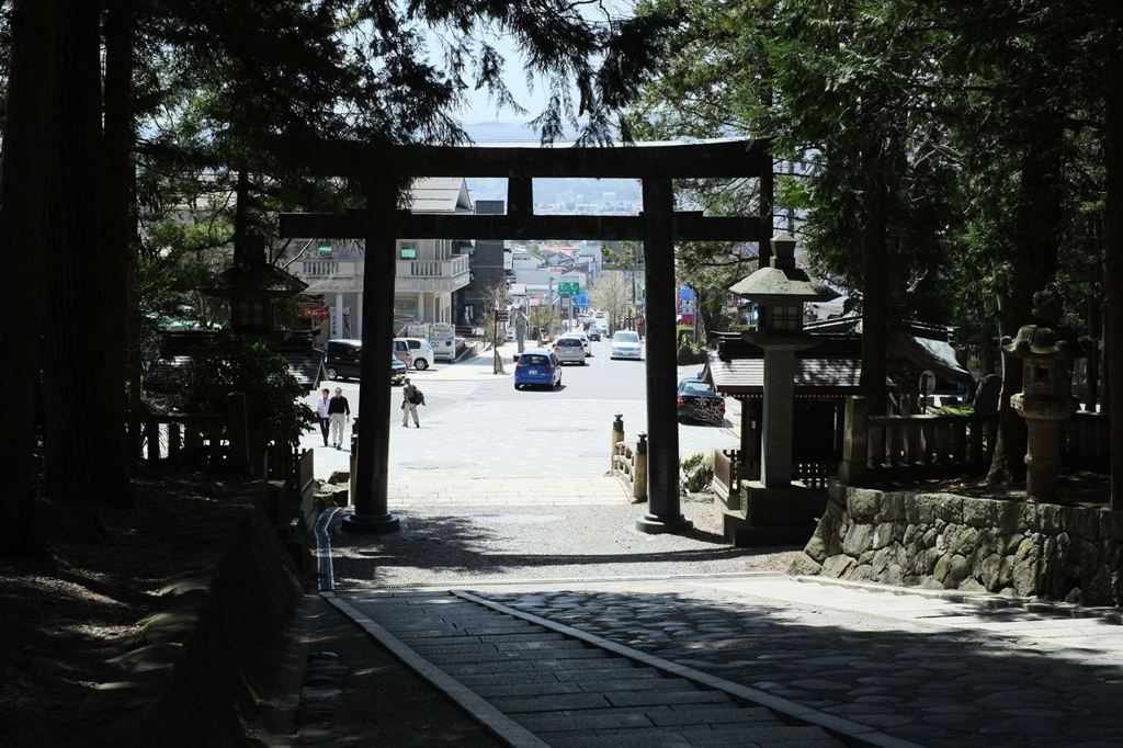 鳥居の向こうの日常