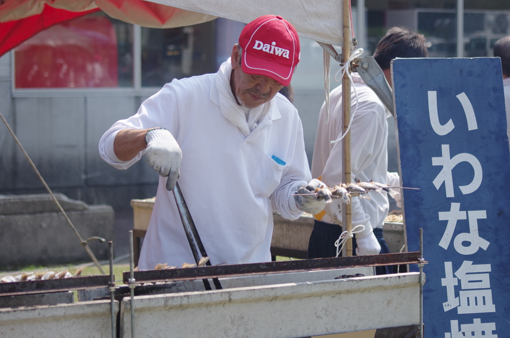 岩魚を焼くおじさん