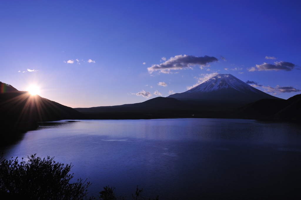本栖湖・日の出