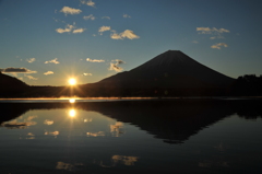 精進湖の夜明け