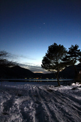 雪と湖。