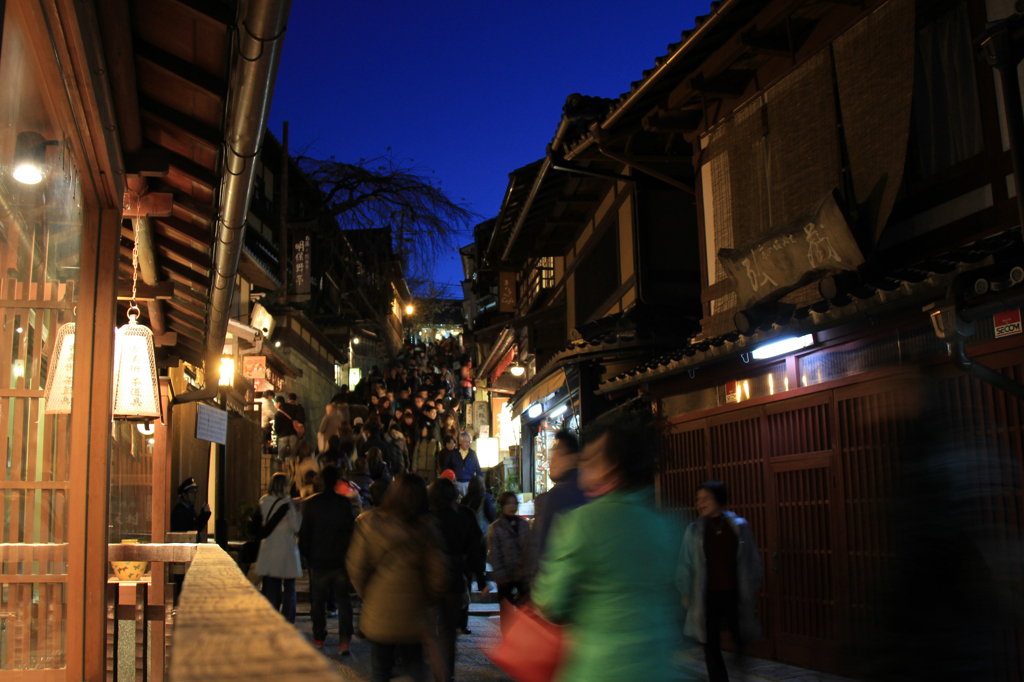 京を行き交う