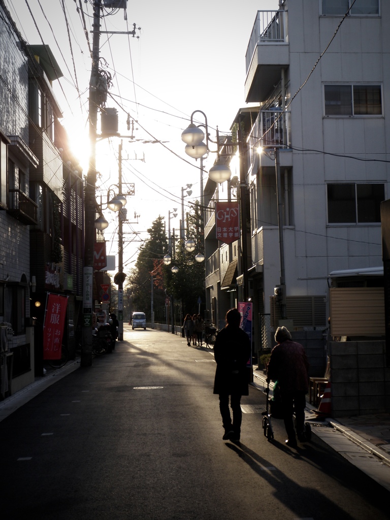 東京のとある商店街の夕暮れ
